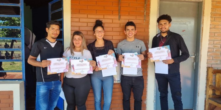 Entrega de “Becas Juventud” a estudiantes de Fuerte Olimpo. Entrega de “Becas Juventud” a estudiantes de Fuerte Olimpo.