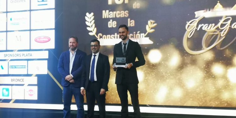 Record Electric fue premiado como ganador en la categoría “Casa de Venta y/o Alquiler de Motores” en la noche de la Gran Gala de Construcción