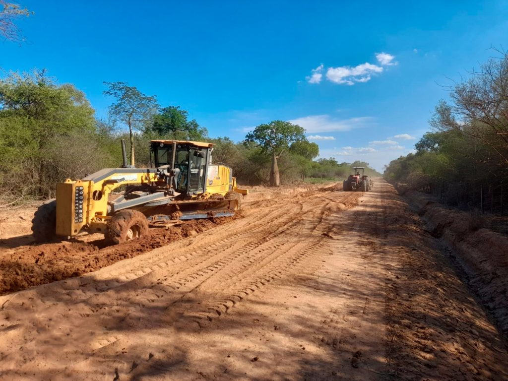 Continúan intensos trabajos de reparación de caminos en Picada Michel