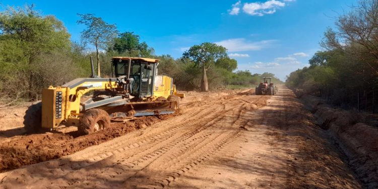 Continúan intensos trabajos de reparación de caminos en Picada Michel Continúan intensos trabajos de reparación de caminos en Picada Michel