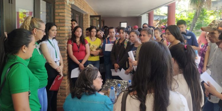 Más de 850 becarios universitarios de Ñeembucú reciben aporte de la EBY