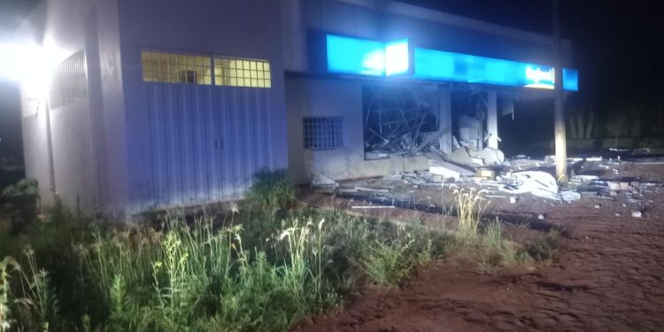 Inseguridad que se agrava: estallaron una bomba en un banco de Itapúa y asediaron a la policía