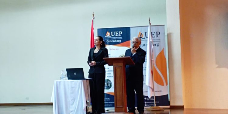 Hombre de 80 años culmina con éxito y perseverancia su carrera universitaria Hombre de 80 años culmina con éxito y perseverancia su carrera universitaria