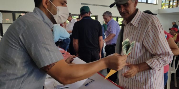 Familias pescadoras de Ñeembucú recibieron bonos económicos