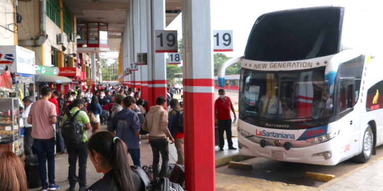 Importante flujo de pasajeros en la Estación de Buses de Asunción