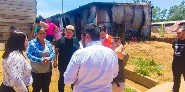Equipo social del MOPC asiste a víctimas del incendio en barrio Temporal del Bañado Tacumbú