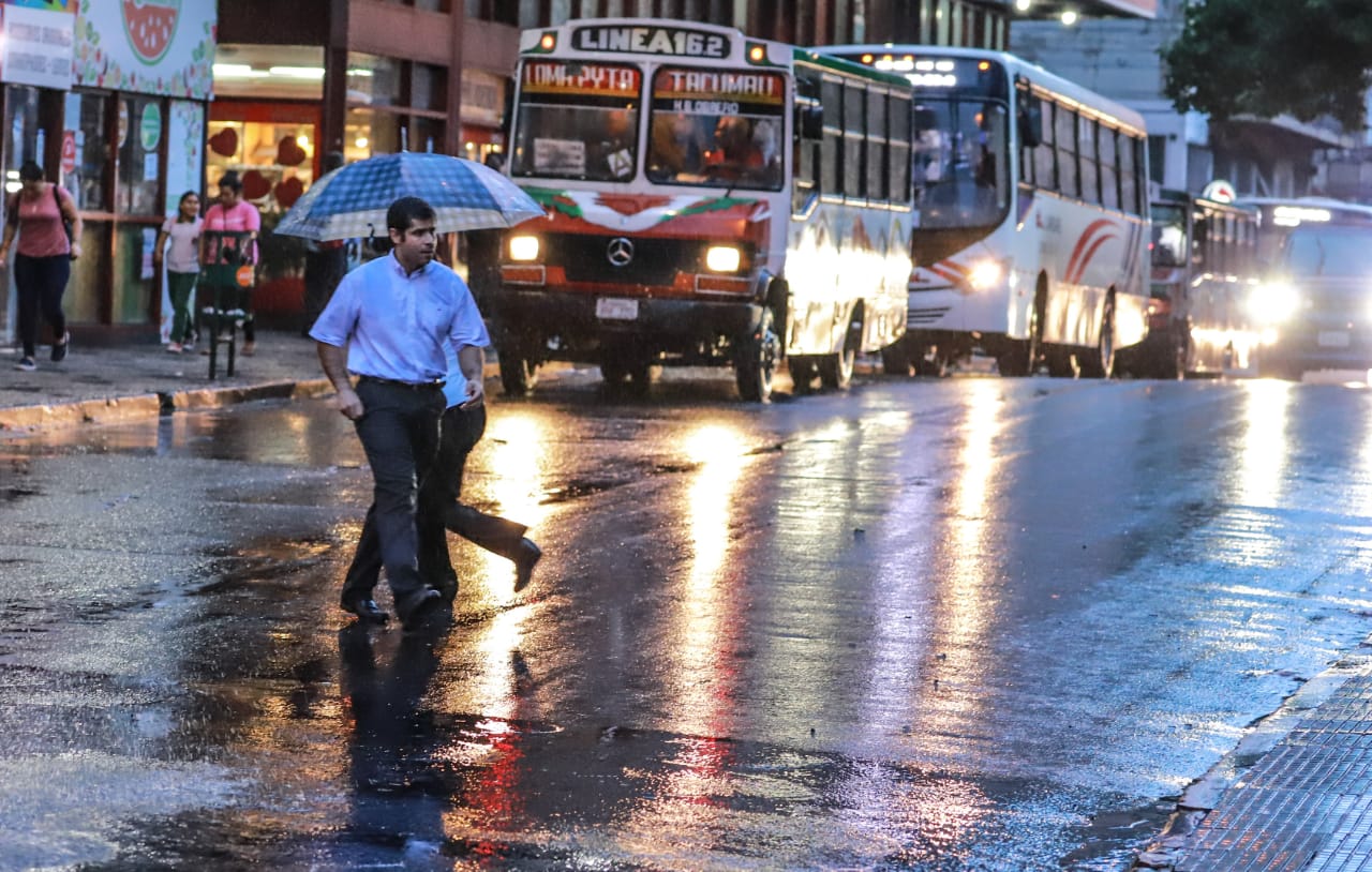 Anuncian jornada calurosa con lluvias y tormentas eléctricas