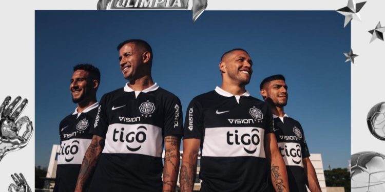 Nueva camiseta alternativa de Olimpia con el retorno de la franja blanca
