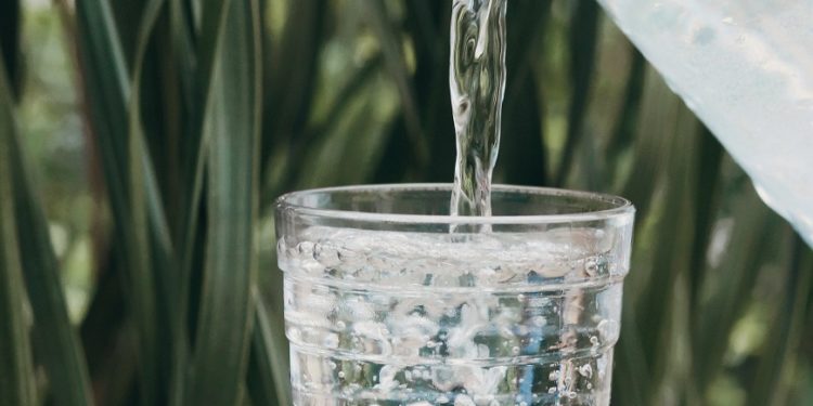 Consumir agua potable es importante Consumir agua potable es importante