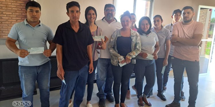 Municipalidad de Tte. Esteban Martínez contribuye con los estudiantes a través de aportes monetarios