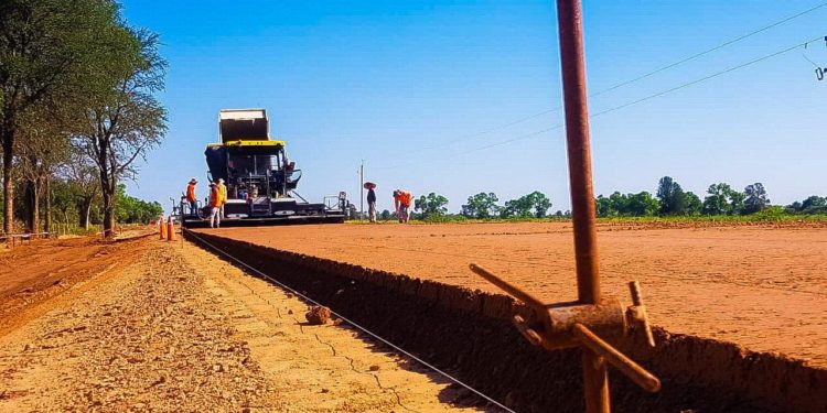 Ruta de la Leche avanza con los primeros kilómetros de base imprimada Ruta de la Leche avanza con los primeros kilómetros de base imprimada
