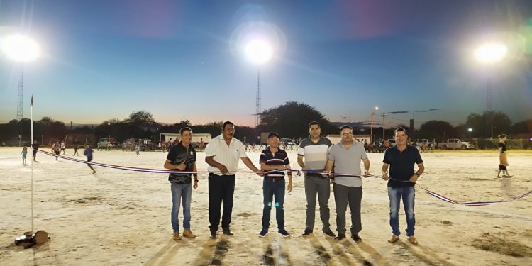 Intendencia de Filadelfia inaugura nueva lumínica de la cancha comunitaria Cacique Tofai