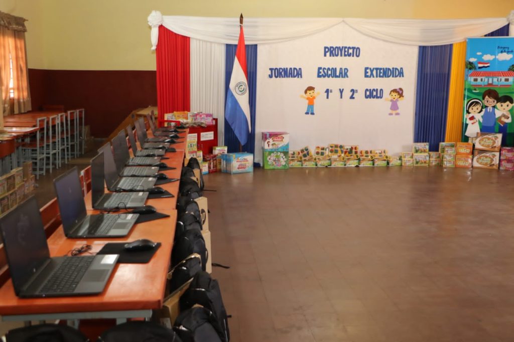 MEC realiza la entrega de equipo tecnológicos para mejoras y desarrollo de estrategias pedagógicas