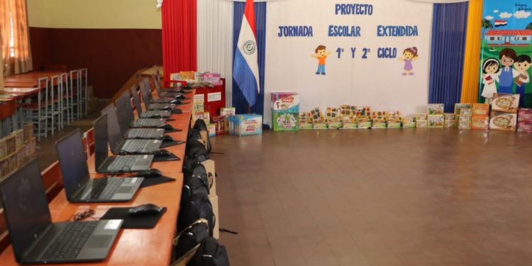 MEC realiza la entrega de equipo tecnológicos para mejoras y desarrollo de estrategias pedagógicas