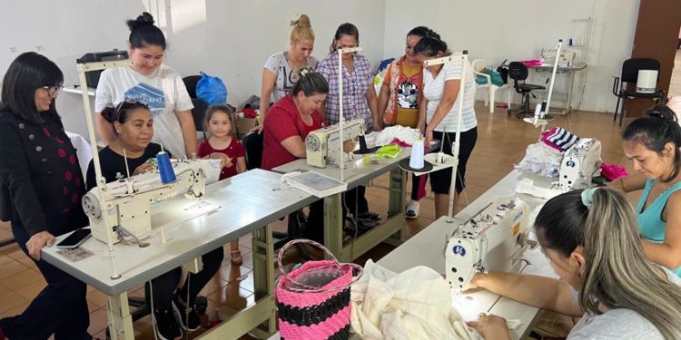 Cerca de 30 mujeres se capacitaron en costura industrial en el Centro Regional de Ciudad del Este