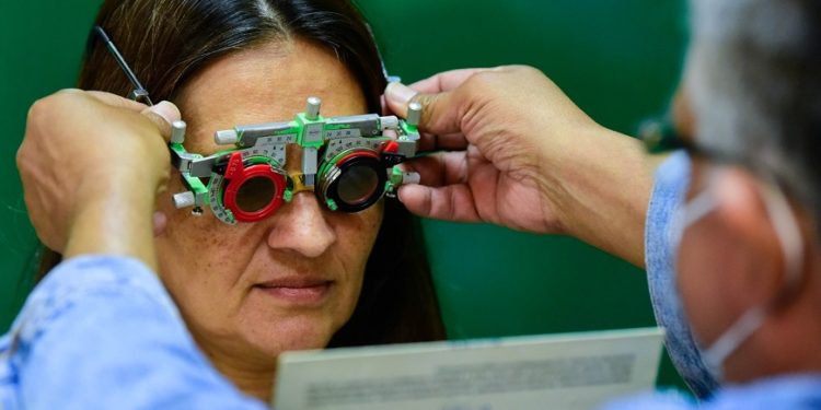 Salud otorga atenciones extramurales oftalmológicas en Luque