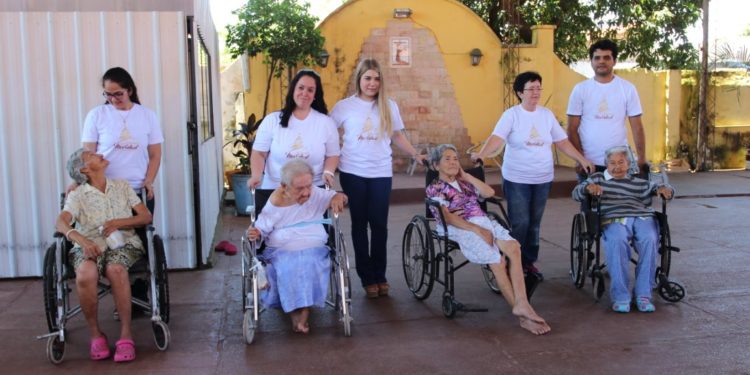 Criterios de admisión para adultos mayores a la red de hogares Criterios de admisión para adultos mayores a la red de hogares