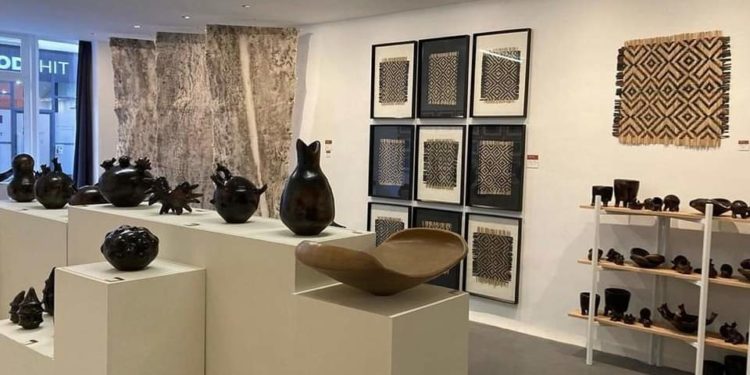 Exposición de arte paraguayo e indígena en galería de París