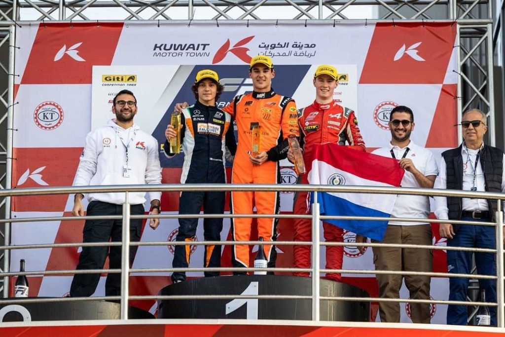 En una gran carrera, Joshua Duerksen logró el podio en la Fórmula Regional de Medio Oriente