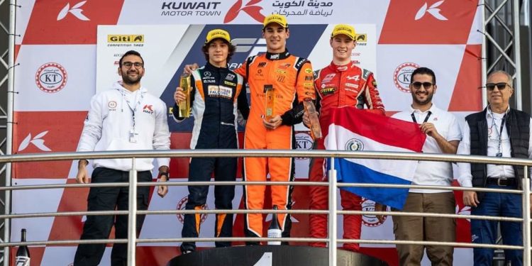 En una gran carrera, Joshua Duerksen logró el podio en la Fórmula Regional de Medio Oriente En una gran carrera, Joshua Duerksen logró el podio en la Fórmula Regional de Medio Oriente