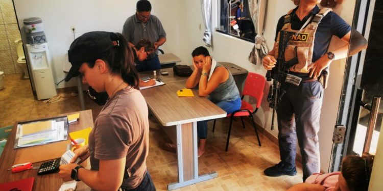 Cuatro personas vinculadas a esquema de lavado de dinero del Clan Insfran fueron detenidas por agentes de la SENAD Cuatro personas vinculadas a esquema de lavado de dinero del Clan Insfran fueron detenidas por agentes de la SENAD