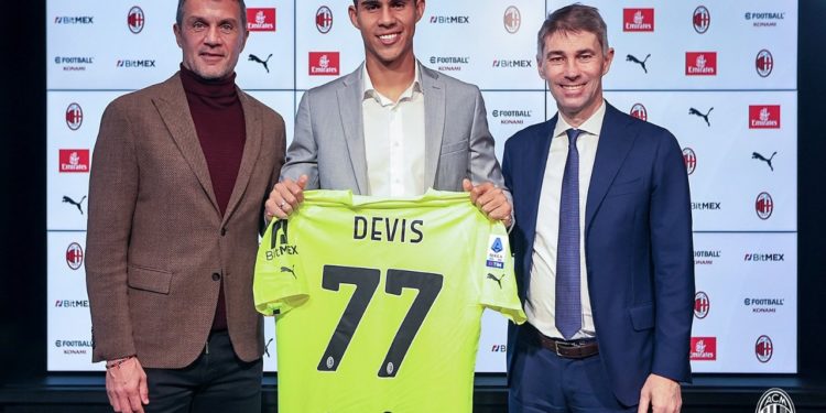 El colombiano Devis Vásquez fue presentado en el Milán de Italia El colombiano Devis Vásquez fue presentado en el Milán de Italia