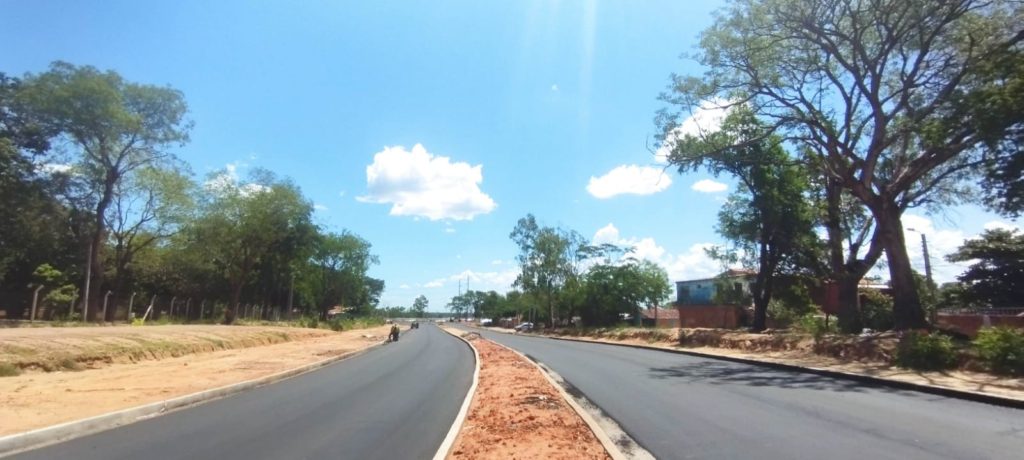 Capa asfáltica se va extendiendo sobre la Costanera Sur