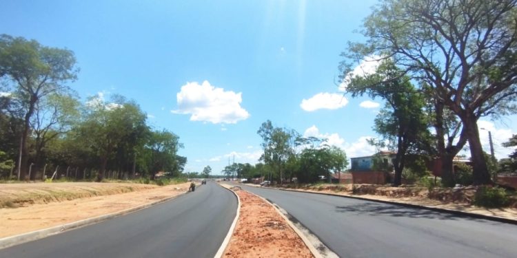 Capa asfáltica se va extendiendo sobre la Costanera Sur