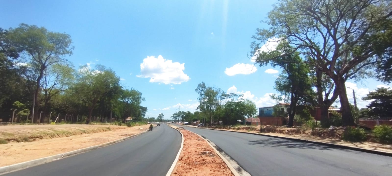 Capa asfáltica se va extendiendo sobre la Costanera Sur