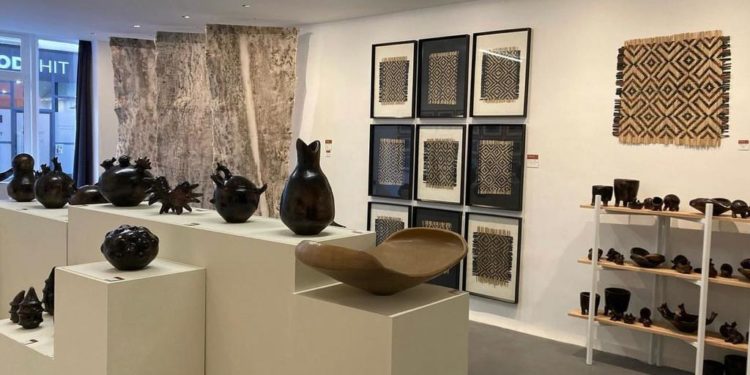 Exposición de arte paraguayo e indígena en galería de París