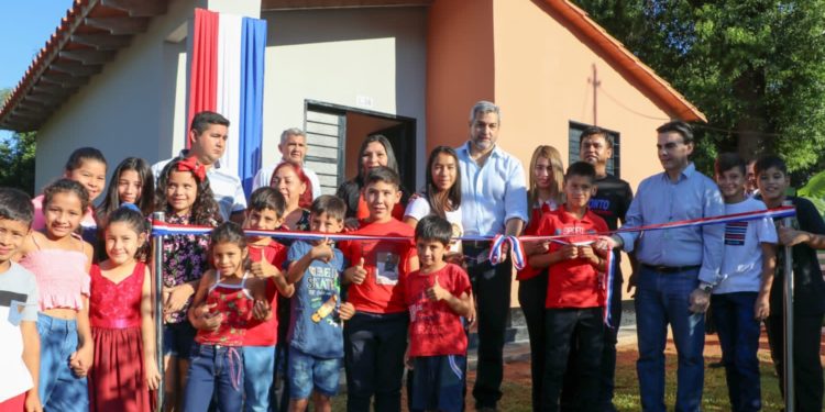 Presidente participó de acto de entrega de viviendas sociales proveídas por el MUVH a familias de Ypané