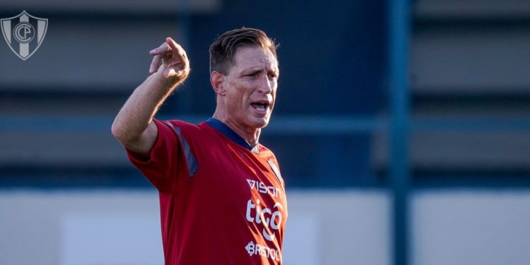 Facundo Sava probaría una nueva dupla de zagueros ante Barcelona SC