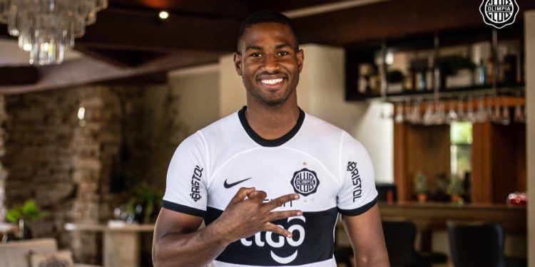 Oficialmente Jhohan Romaña es nuevo jugador de Olimpia
