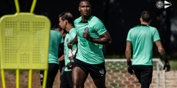 El colombiano Jhohan Romaña se sumó a los entrenamientos