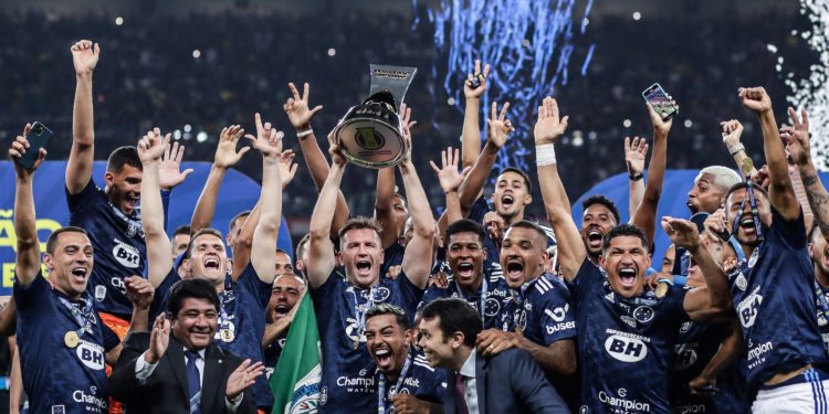 Emotiva despedida del Cruzeiro para Eduardo Brock