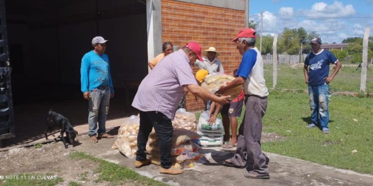 Municipalidad de Puerto Casado hizo entrega de alimentos a familias aisladas por precipitaciones Municipalidad de Puerto Casado hizo entrega de alimentos a familias aisladas por precipitaciones