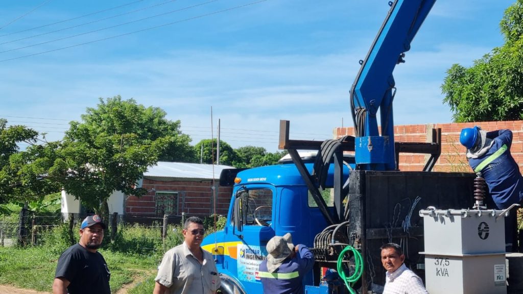 ANDE instala docenas de transformadores en Carmelo Peralta