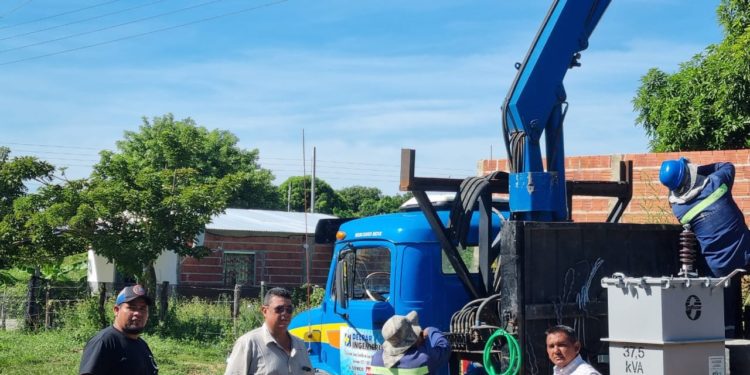 ANDE instala docenas de transformadores en Carmelo Peralta