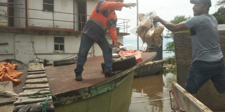 Tras inundaciones: SEN y otras autoridades asisten a familias de Puerto Sastre y Puerto Casado