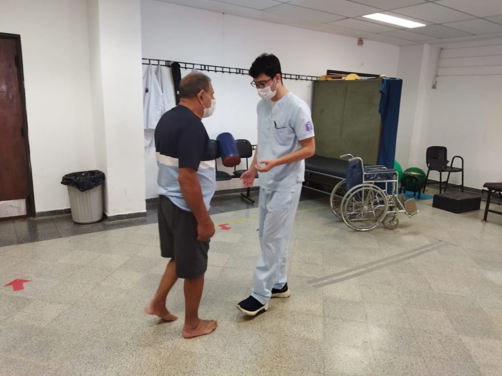 Hospital de Clínicas ofrece tratamiento de rehabilitación a pacientes secuelares de chikungunya