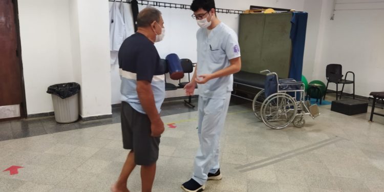 Hospital de Clínicas ofrece tratamiento de rehabilitación a pacientes secuelares de chikungunya