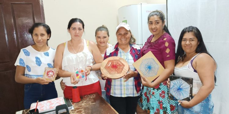 Internas de CDE tejen el ñandutí tensado en clavos