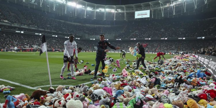 Hinchas del Besiktas lanzan peluches para niños afectados por el terremoto