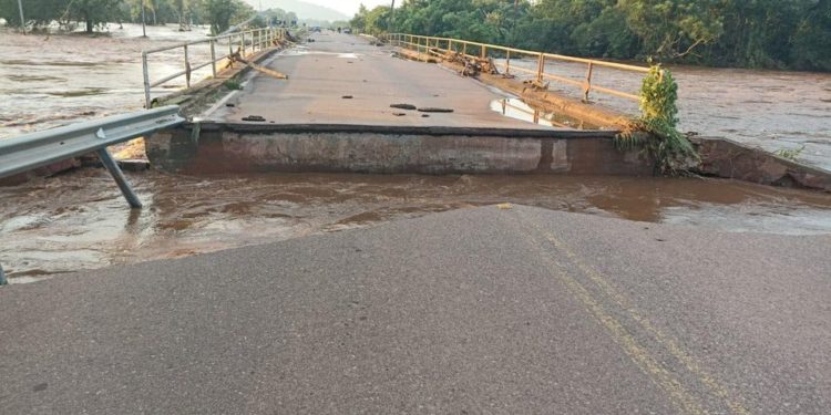 Ruta asfáltica en Concepción fue destrozada tras desborde del rio Aquidabán