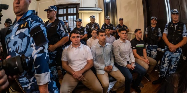 Condenan a perpetua a cinco de los ocho rugbiers por el crimen de Fernando Báez Sosa Condenan a perpetua a cinco de los ocho rugbiers por el crimen de Fernando Báez Sosa