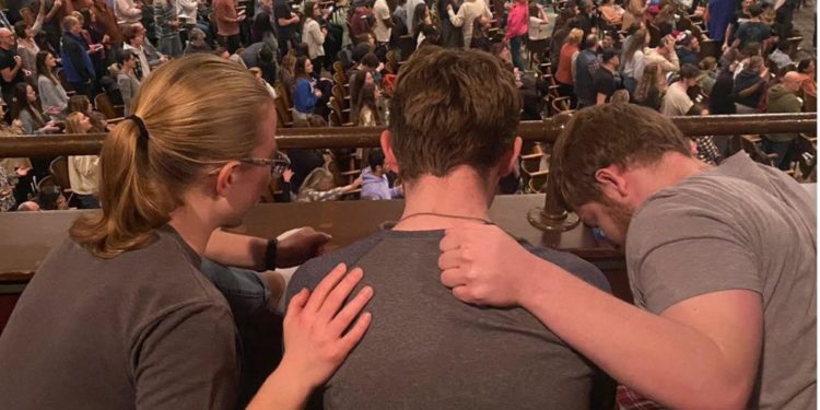 Tras 100 horas de continua oración por estudiantes, el avivamiento desciende en una universidad de EE.UU