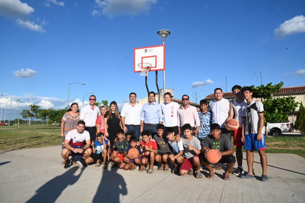Entregan elementos para práctica deportiva en la costanera Entregan elementos para práctica deportiva en la costanera