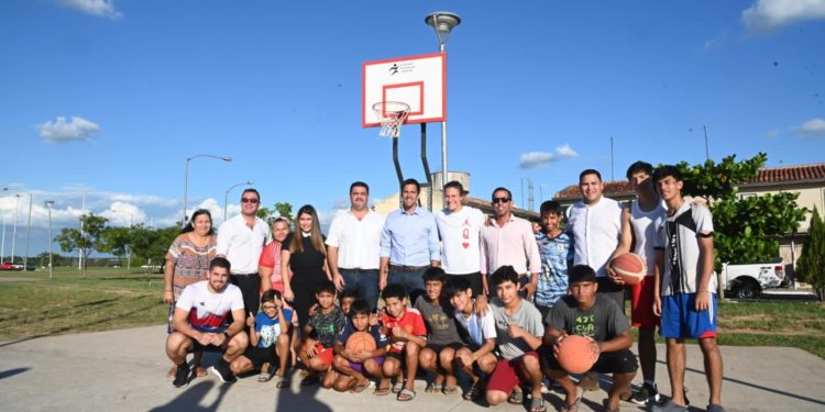 Entregan elementos para práctica deportiva en la costanera Entregan elementos para práctica deportiva en la costanera