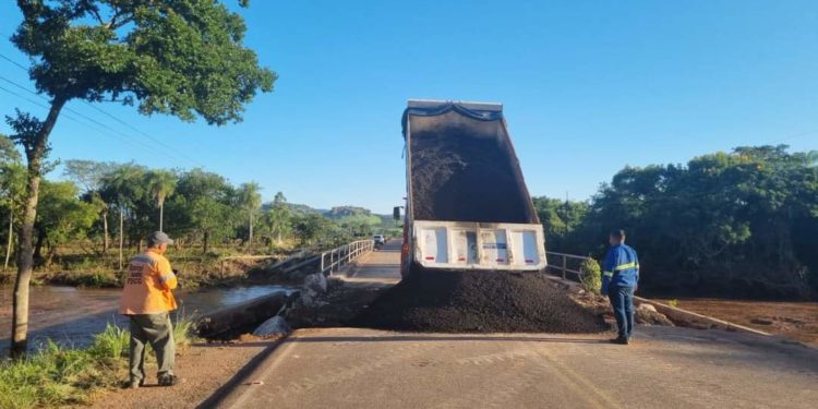 MOPC trabaja para rehabilitar tramos afectados por desbordes hídricos en Amambay