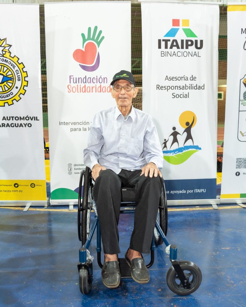 ITAIPÚ y Fundación Solidaridad entregaron sillas de ruedas y equipos de apoyo en Itapúa